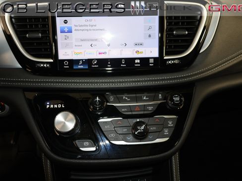 Used 2025 Chrysler Pacifica Limited image 23