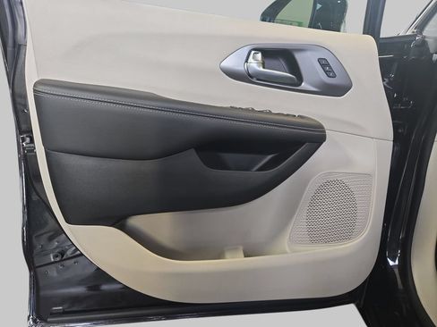 Used 2024 Chrysler Pacifica Touring-L FWD image 30