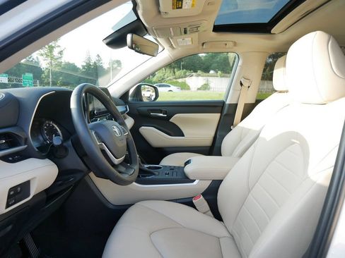 Used 2023 Toyota Highlander XLE AWD/4WD image 9