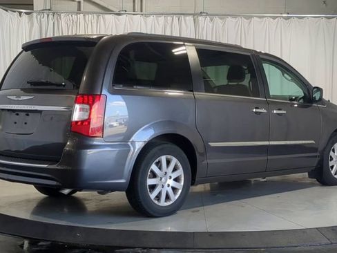 Used 2016 Chrysler Town & Country Touring w/ Driver Convenience Group FWD image 10