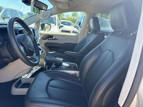 Used 2024 Chrysler Pacifica Touring-L FWD image 7
