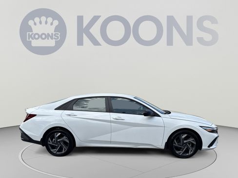 Certified 2025 Hyundai Elantra Sport FWD image 8