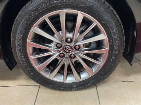 Used 2016 Toyota Avalon Limited image 29