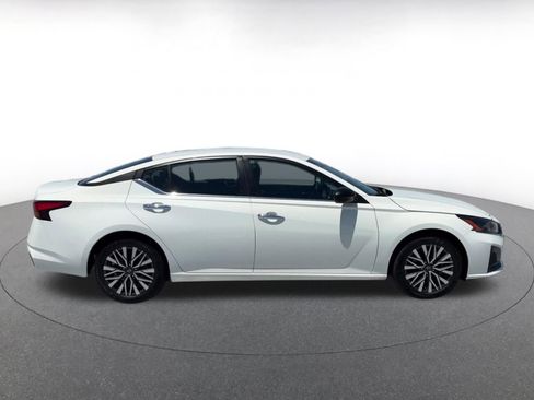 Used 2025 Nissan Altima 2.5 SV FWD image 16