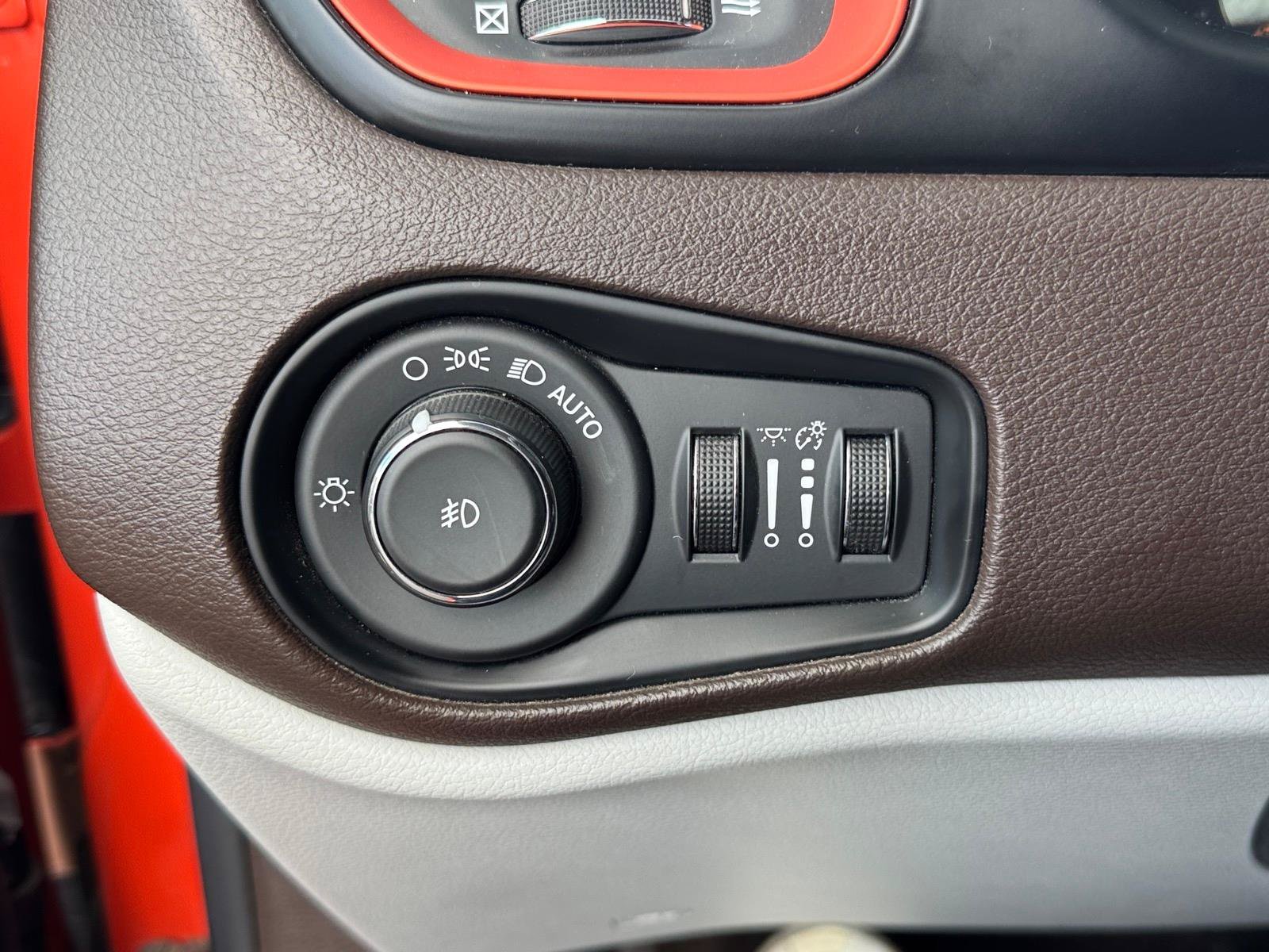 Used 2015 Jeep Renegade Latitude AWD/4WD image 15