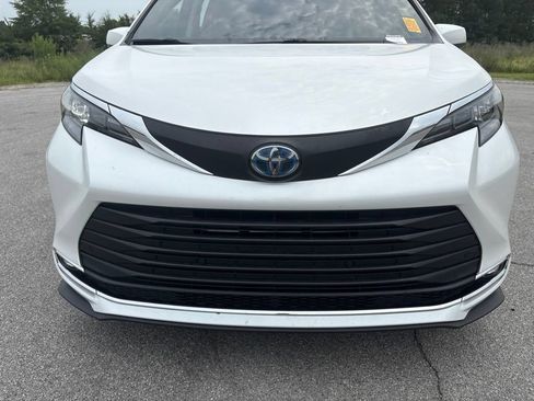Used 2024 Toyota Sienna XLE FWD image 29