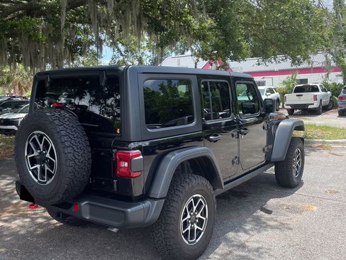 Used 2025 Jeep Wrangler Unlimited Rubicon w/ Convenience Group AWD/4WD image 6