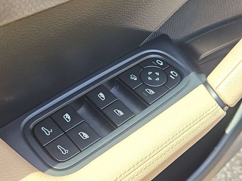 Certified 2024 Porsche Cayenne AWD/4WD image 32