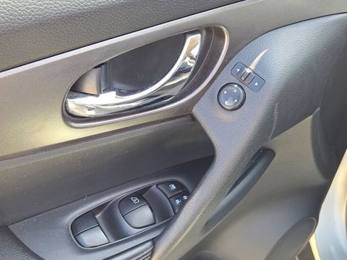 Used 2015 Nissan Rogue S AWD/4WD image 19