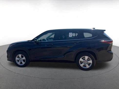 Used 2025 Toyota Highlander LE FWD image 9