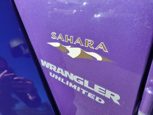 Used 2017 Jeep Wrangler Unlimited Sahara w/ Connectivity Group image 12