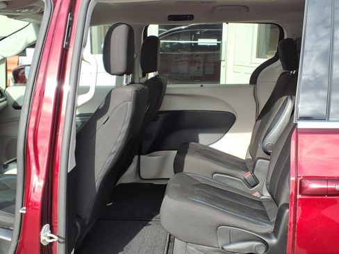 Used 2021 Chrysler Pacifica Touring w/ Cold Weather Group FWD image 10