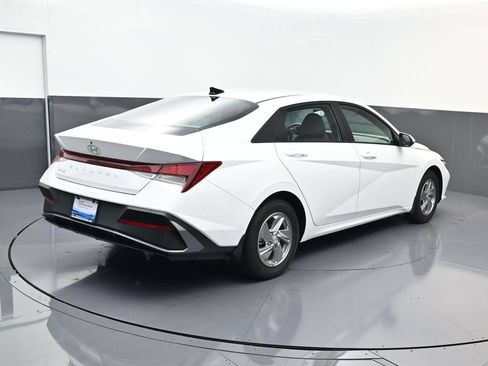 Certified 2026 Hyundai Elantra SE FWD image 4