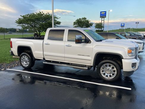 Used 2019 GMC Sierra 2500 Denali w/ Duramax Plus Package AWD/4WD image 8
