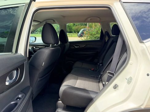 Used 2018 Nissan Rogue SV w/ Premium Package FWD image 11