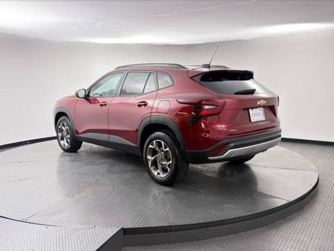 Used 2025 Chevrolet Trax LT w/ LT Convenience Package FWD image 6