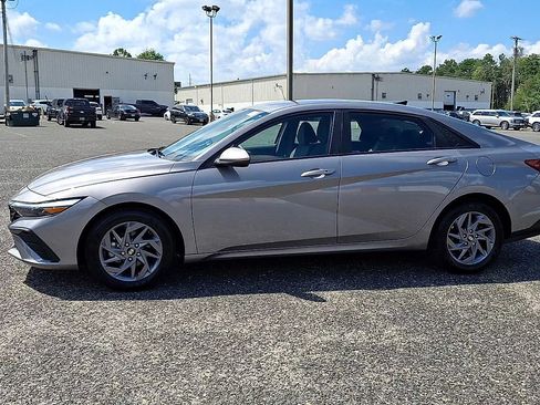 Used 2024 Hyundai Elantra SEL FWD image 5