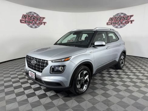 Used 2021 Hyundai Venue SEL FWD image 3