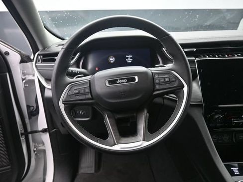 Used 2023 Jeep Grand Cherokee Limited w/ Black Appearance Package AWD/4WD image 19
