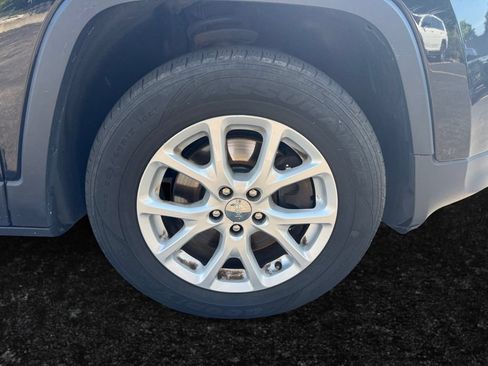 Used 2016 Jeep Cherokee Latitude w/ Cold Weather Group AWD/4WD image 23