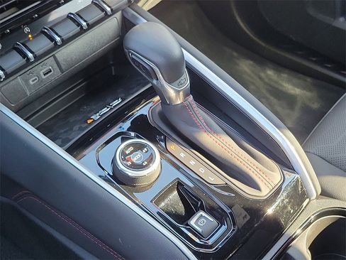 Used 2025 Chevrolet Colorado Z71 w/ Midnight Edition image 14