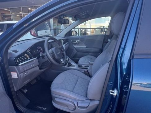 Used 2022 Kia Niro LX image 17