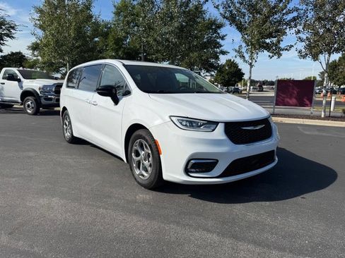 Used 2024 Chrysler Pacifica Limited FWD image 2