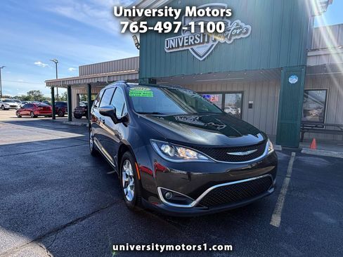 Used 2017 Chrysler Pacifica Limited FWD image 1