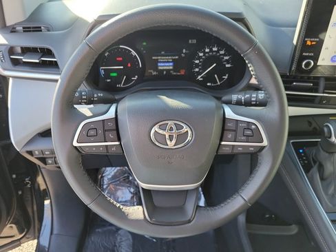 Used 2025 Toyota Sienna XLE image 26