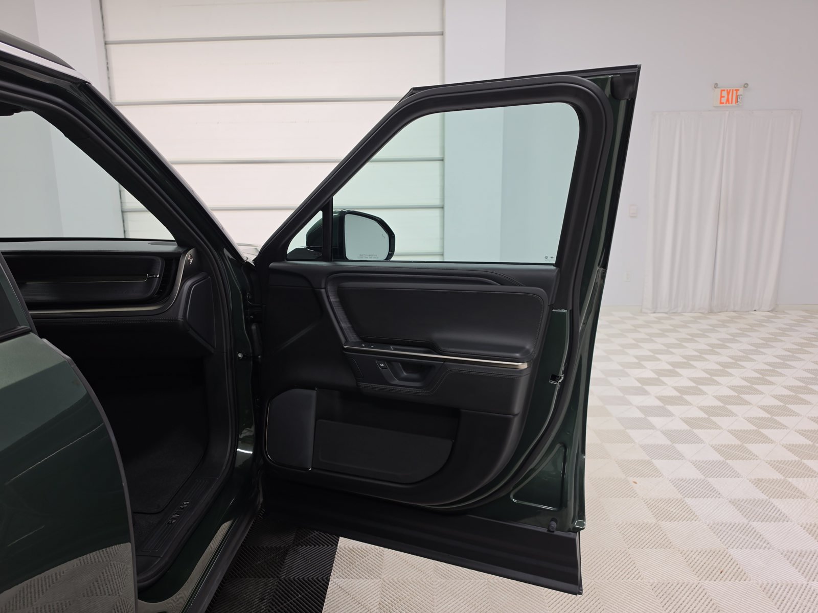 Used 2025 Rivian R1S Adventure Dual AWD/4WD image 18