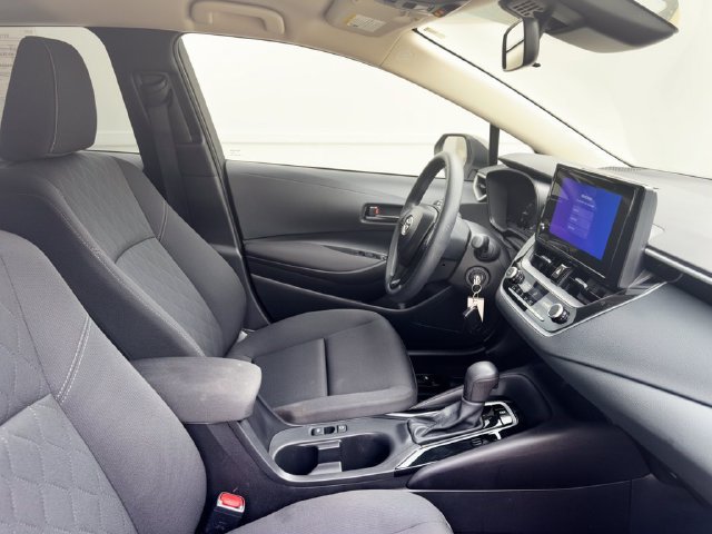 Used 2025 Toyota Corolla LE FWD image 31