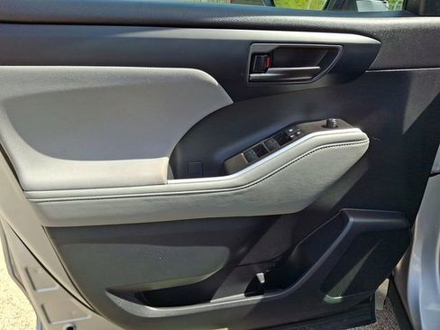 Used 2023 Toyota Highlander L FWD image 13