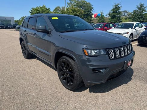 Used 2018 Jeep Grand Cherokee Altitude AWD/4WD image 11