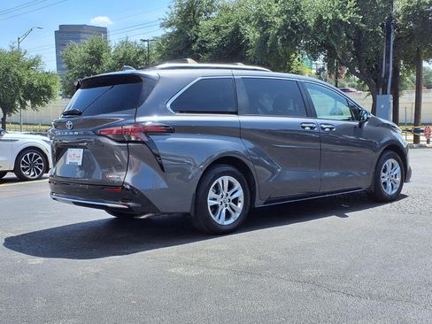 Used 2025 Toyota Sienna Limited AWD/4WD image 6