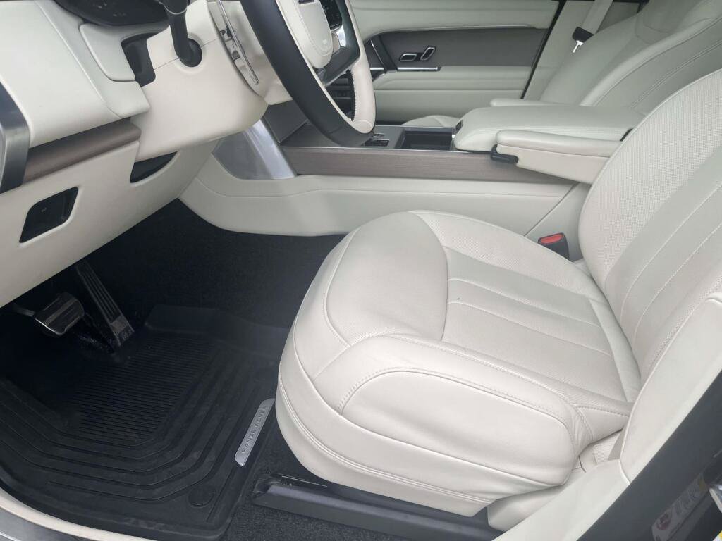 Used 2025 Land Rover Range Rover SE AWD/4WD image 14
