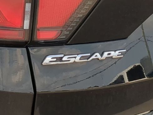 Used 2018 Ford Explorer XLT w/ Equipment Group 202A AWD/4WD image 12