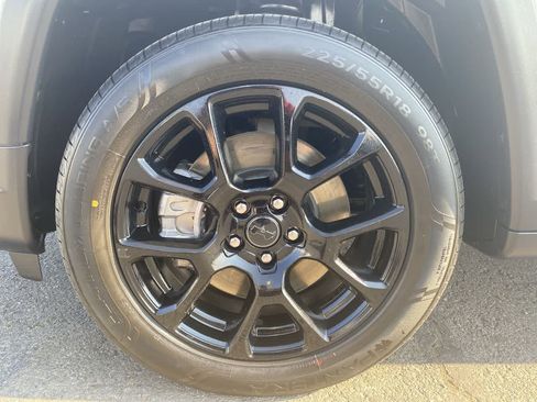 Used 2025 Jeep Compass Latitude w/ Convenience Group AWD/4WD image 10
