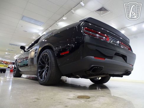 Used 2015 Dodge Challenger SRT Hellcat image 11
