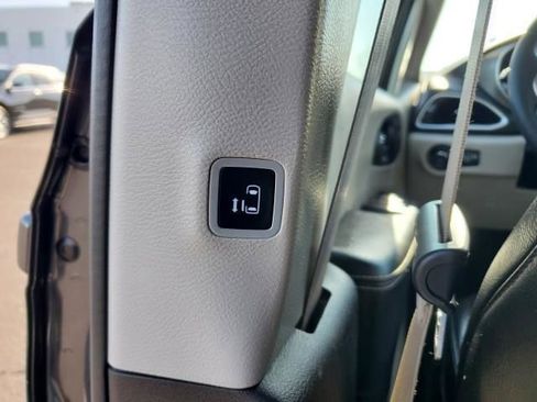 Used 2022 Chrysler Pacifica Touring-L image 15