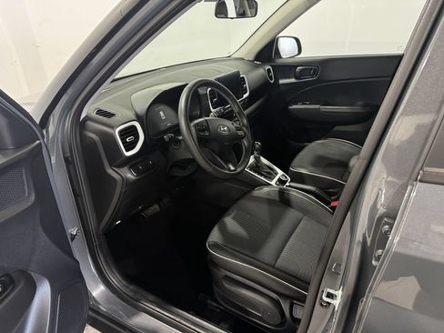Used 2025 Hyundai Venue Limited FWD image 17