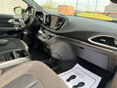 Used 2023 Chrysler Pacifica Touring FWD image 13