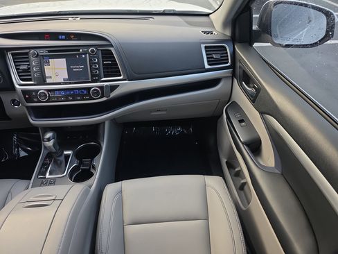 Used 2019 Toyota Highlander AWD V6 image 15