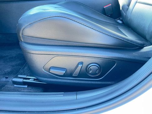 Used 2025 Hyundai Elantra Limited image 24