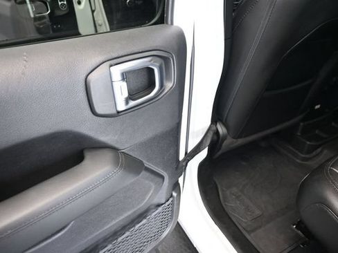 Used 2022 Jeep Wrangler Unlimited Sahara AWD/4WD image 19