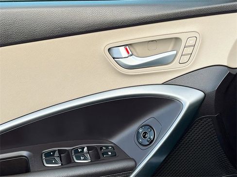 Used 2018 Hyundai Santa Fe SE image 18