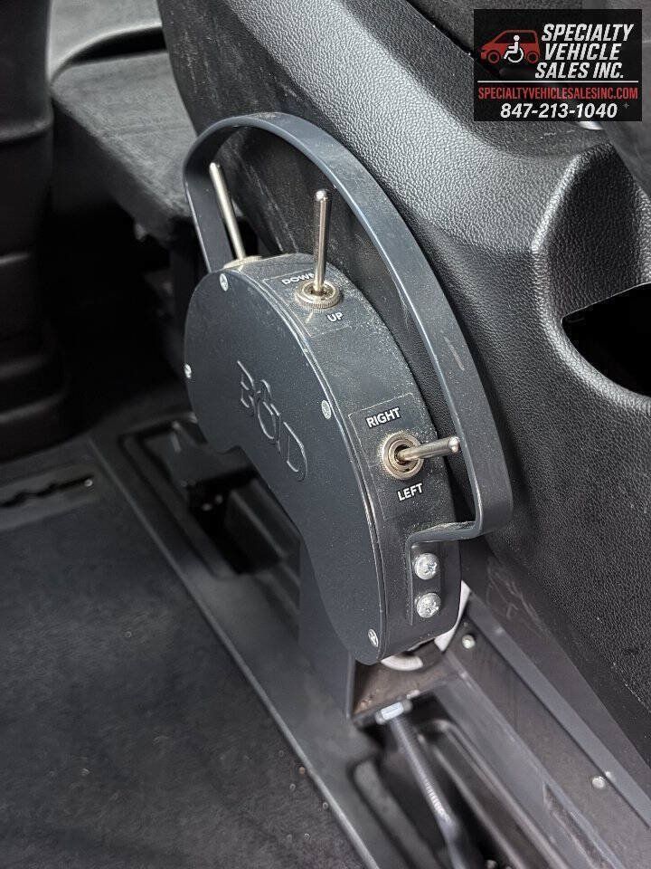 Used 2013 Dodge Grand Caravan SXT FWD image 30