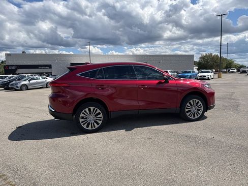Used 2023 Toyota Venza XLE image 6