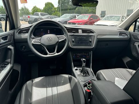 Used 2023 Volkswagen Tiguan SE FWD image 11