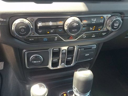 Used 2025 Jeep Wrangler Unlimited Sahara w/ Safety Group AWD/4WD image 15