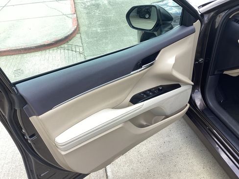 Used 2020 Toyota Camry XLE FWD image 15
